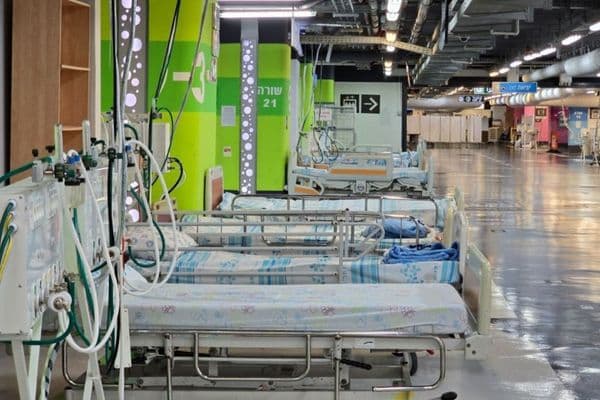 البلاد | المستشفيات تعمل بنظام طوارئ ونقل أقسام حيوية إلى مناطق محصنة