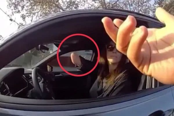 مخالفة لسيدة بتهمة استخدام الهاتف أثناء القيادة رغم أنها لا تملك يدًا يمنى!"