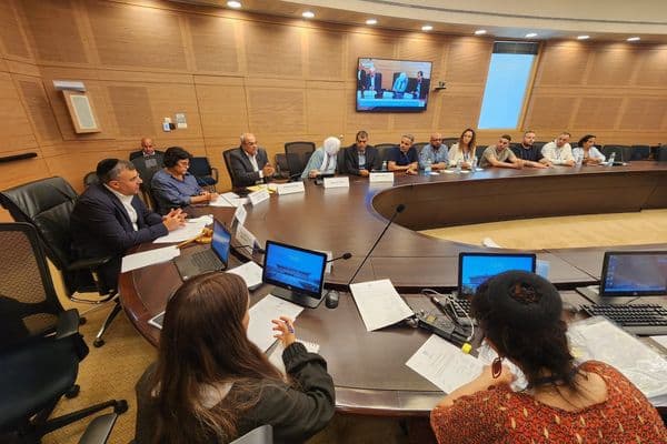 مبادرة النائب الطيبي: لجنة الصحة  تناقش أزمة فنيي تصوير الأشعة الطبي وتطالب وزارة الصحة بتصحيح الغبن ووقف الاقالات ضدهم