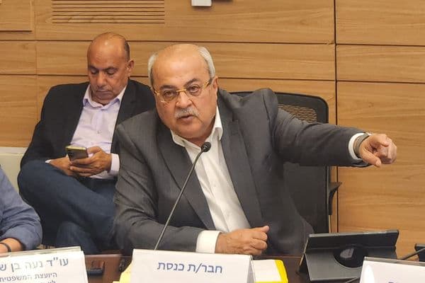 مبادرة النائب الطيبي: لجنة الصحة  تناقش أزمة فنيي تصوير الأشعة الطبي وتطالب وزارة الصحة بتصحيح الغبن ووقف الاقالات ضدهم