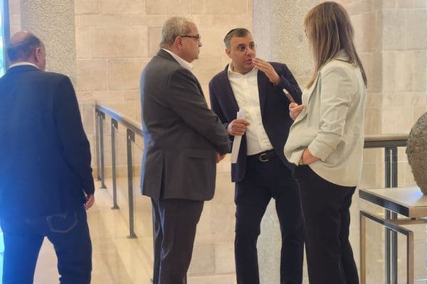 مبادرة النائب الطيبي: لجنة الصحة  تناقش أزمة فنيي تصوير الأشعة الطبي وتطالب وزارة الصحة بتصحيح الغبن ووقف الاقالات ضدهم