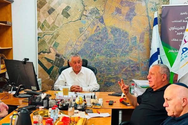 رهط | رئيس البلدية يستقبل غادي آيزنكوت ويبحث معه احتياجات المدينة وقضاياها الملحّة