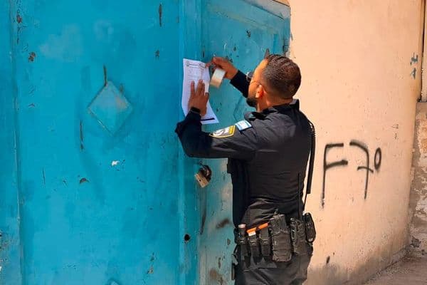 حورة | الشرطة تصدر أوامر إغلاق إدارية لثلاثة محال تجارية لمدة 10 أيام
