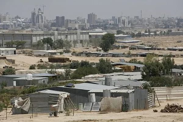 "قرار قضائي بإخلاء أراضٍ للبدو قرب المنطقة الصناعية والسجون"