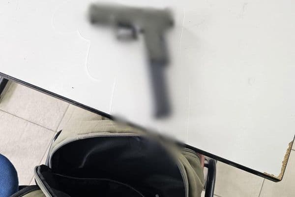 ضبط مسدس داخل حقيبة طالب في مدرسة"