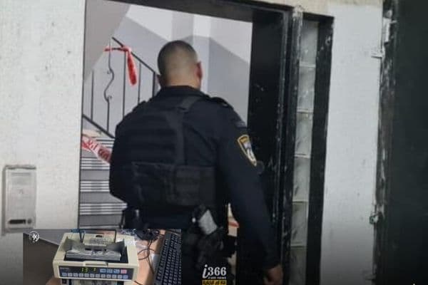 حملة واسعة للشرطة: ضبط 400 ألف دولار وأسلحة