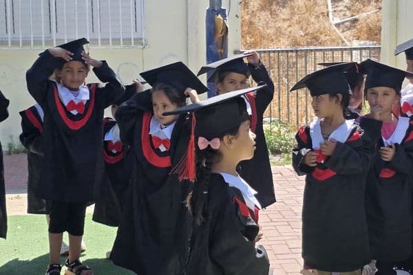 رهط | شكاوى من إهمال في روضتي الزمرد والبتراء بحارتي 28 و29 بعد سقوط شجرة داخل الساحة