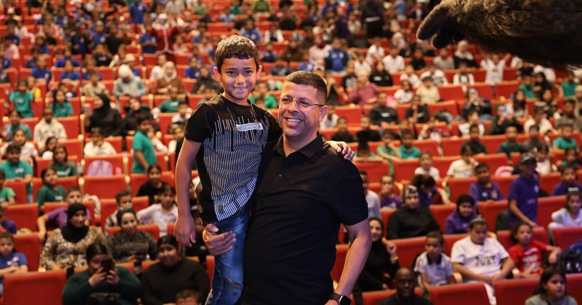 شهد القصر الثقافي في رهط مهرجان «رهط تعزز الاحتواء 2»، بمشاركة نحو 600 طفل وطفلة من مدارس التربية الخاصة والمدارس العادية، في يوم حافل بالفعاليات الفنية والتربوية والتوعوية، بهدف تعزيز ثقافة الاحتواء والدمج المجتمعي، وتسليط الضوء على قدرات ومواهب الأطفال والشباب من ذوي الهمم، وترسيخ قيم تقبل الآخر واحترام الاختلاف.
