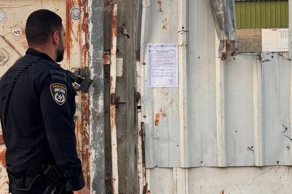 رهط | إغلاق 4 مصالح تجارية لمدة 30 يومًا بعد ضبط 7 فلسطينيين دون تصاريح داخلها