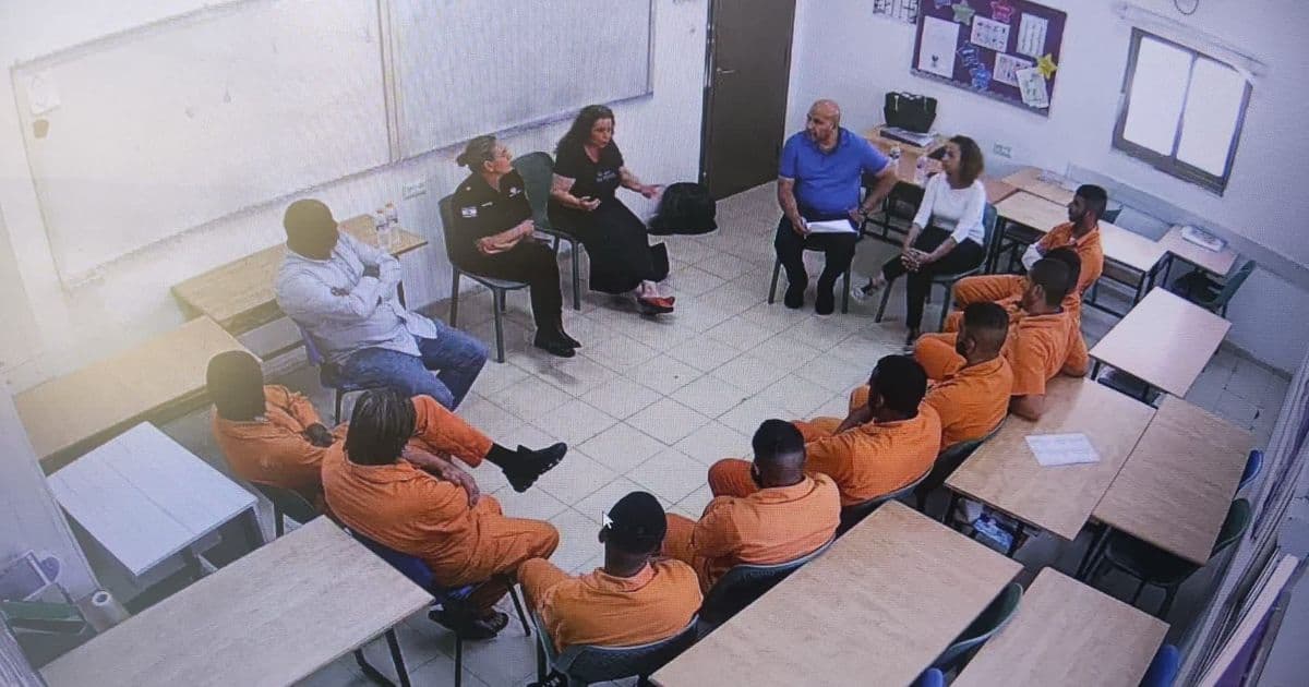 رهط وحيد الهزيل في لقاء مع مسجونين