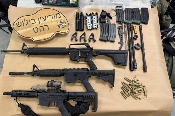 رهط: ضبط 3 بنادق من نوع M16 وذخيرة واعتقال مشتبهين خلال نشاط للشرطة وحرس الحدود