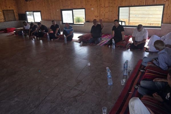 النقب | جلسة تشاورية في قرية بئر الحمام لبحث التطورات الأخيرة وخطوات المرحلة المقبلة
