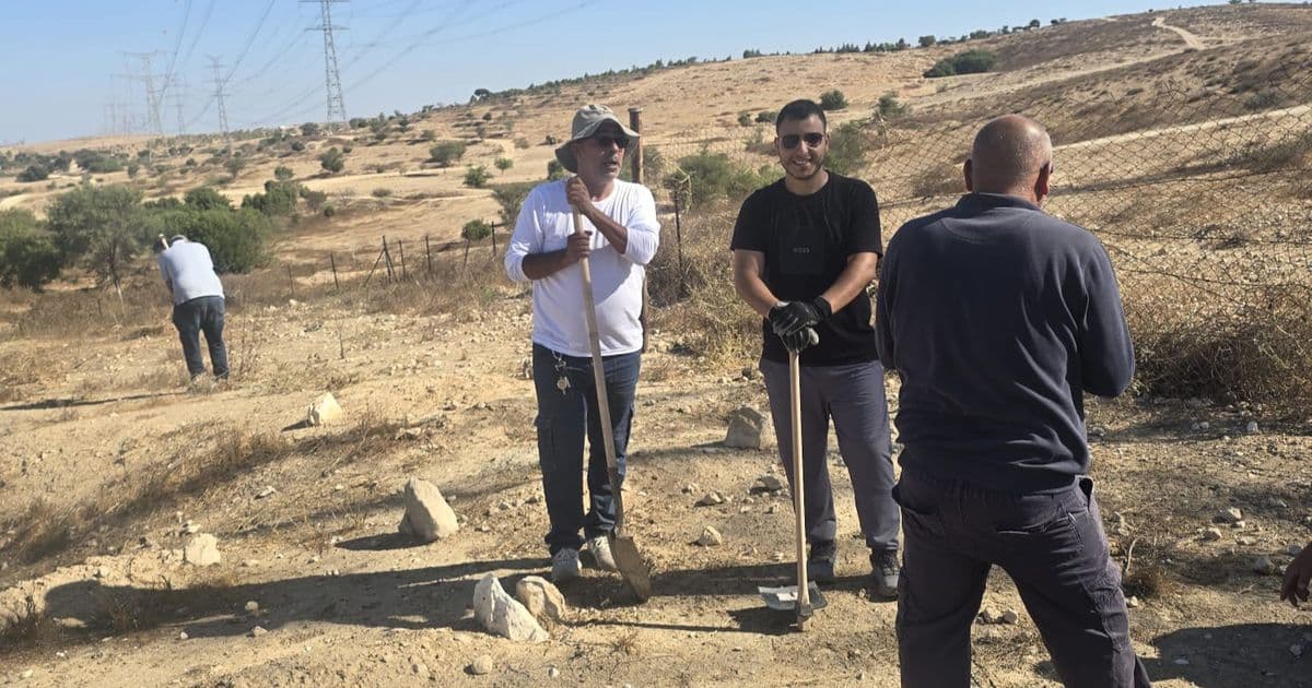وفاءً للشهداء والمقدسات: عشرات الشبان يتطوعون لتنظيف وترميم مقبرة "الطلالقة" في النقب