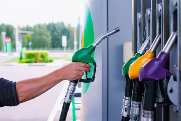 ابتداءً من منتصف ليل السبت-الأحد | ارتفاع أسعار الوقود بـ61 أغورة للتر