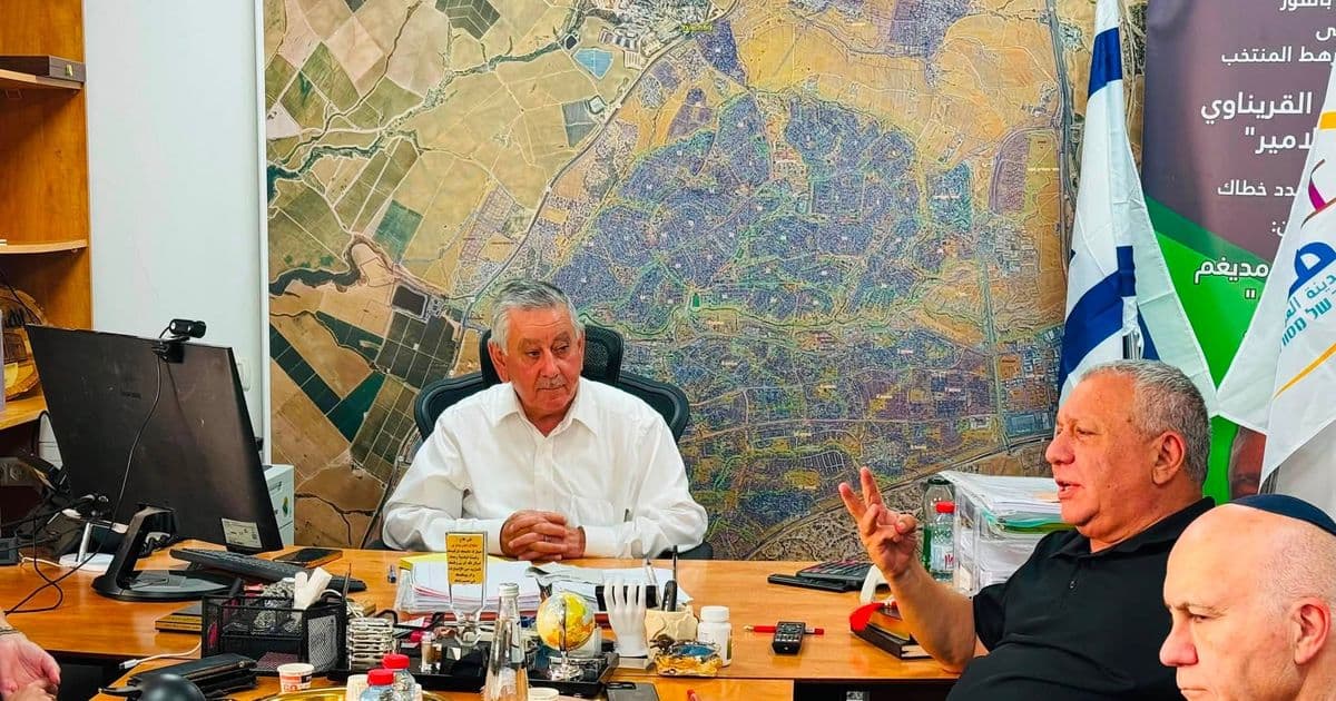رهط | رئيس البلدية يستقبل غادي آيزنكوت ويبحث معه احتياجات المدينة وقضاياها الملحّة